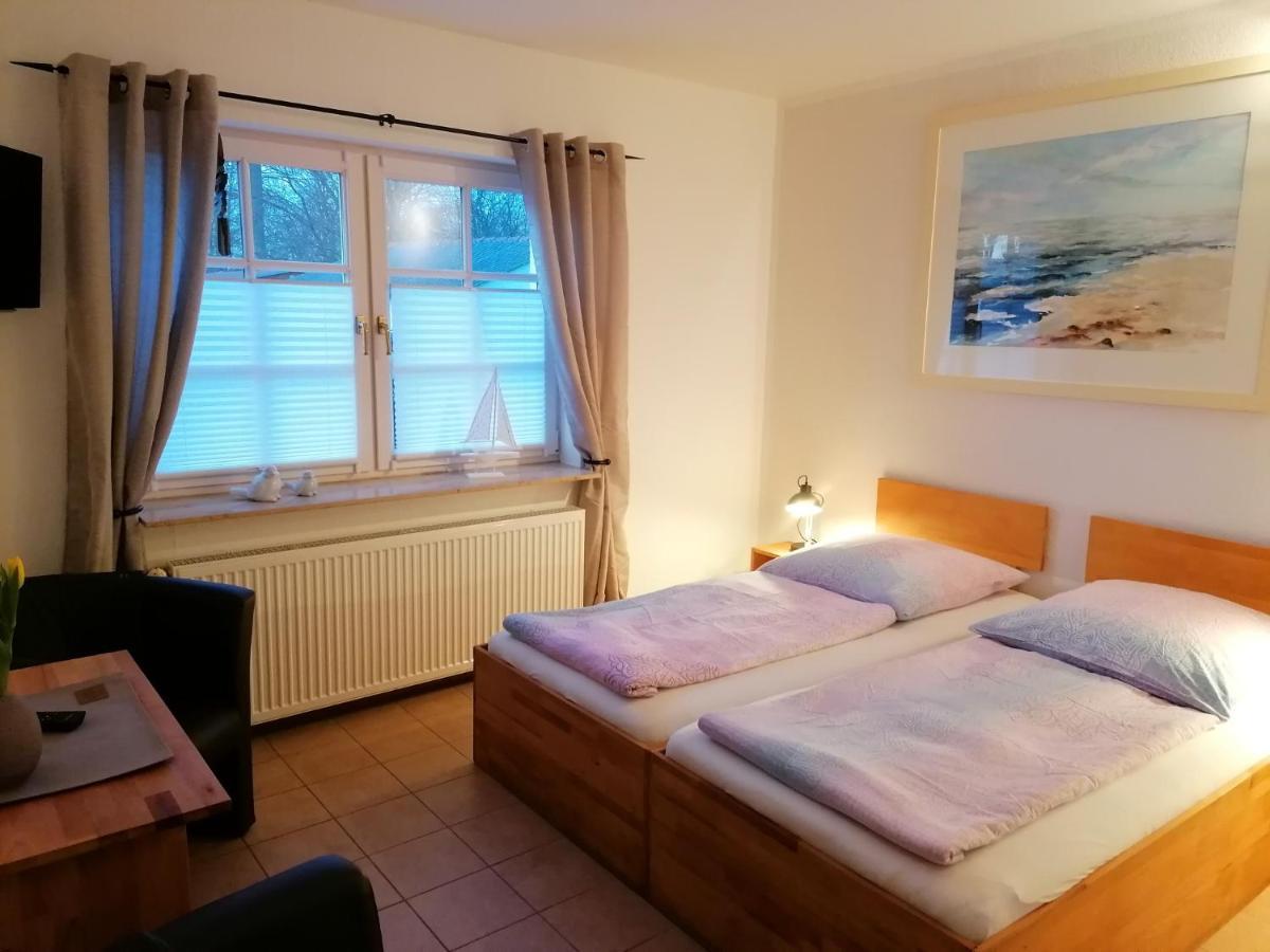 Boddenhus Auf Ruegen - Ferienwohnungen Und Pension Rappin Exterior foto