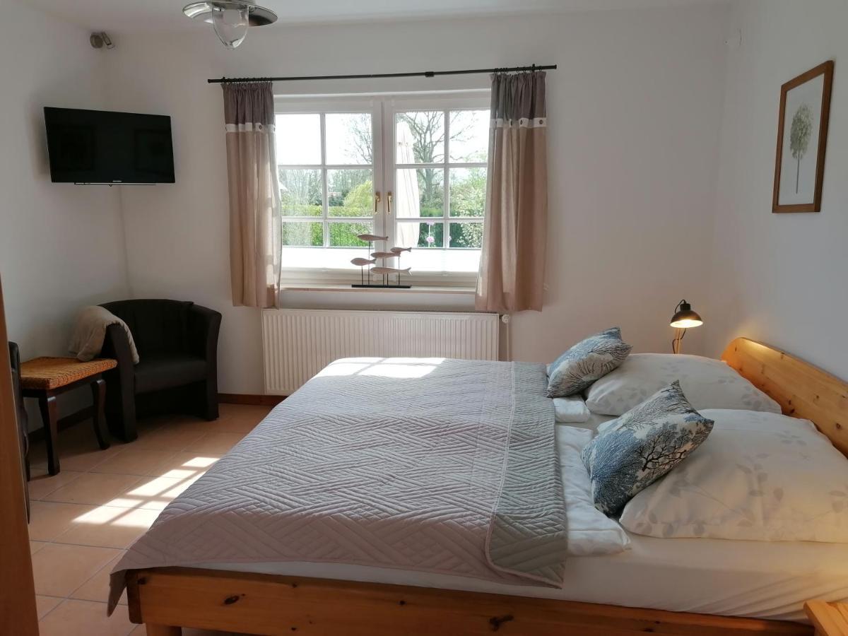 Boddenhus Auf Ruegen - Ferienwohnungen Und Pension Rappin Exterior foto